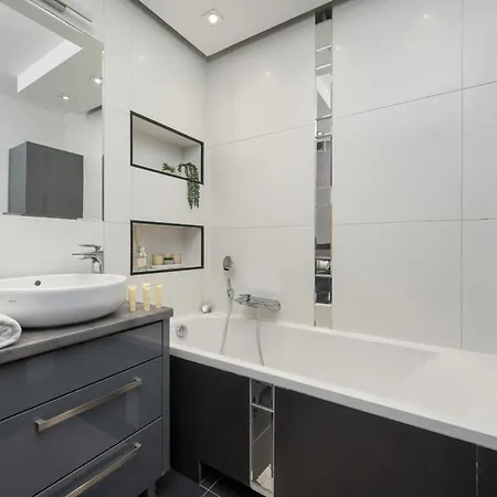 Rodzinne Z Parkingiem Sky Tower Centrum By Renters