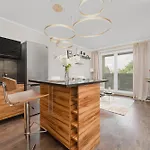 Daire Rodzinne Z Parkingiem Sky Tower Centrum By Renters *